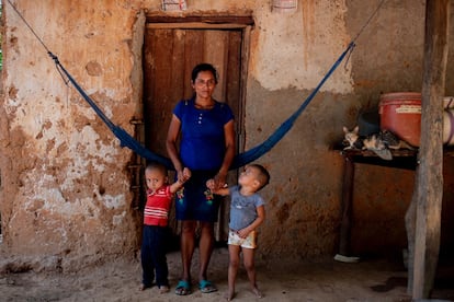 Teresa Raymundo junto a sus dos hijos gemelos, con desnutrición crónica, en Chiquimula, Guatemala.