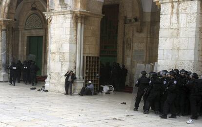 Cientos de palestinos y miembros de las fuerzas de seguridad israelíes se enfrentan en el interior de la Explanada de las Mezquitas de Jerusalén.