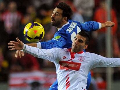 Reyes pelea por el balón con Balenziaga.