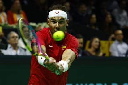 Nadal antes de golpear la bola.  