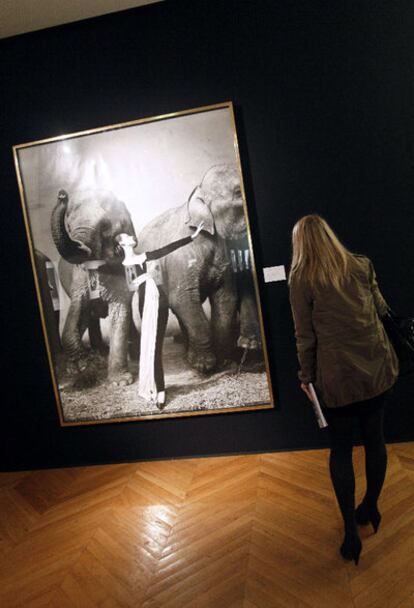 La fotografía de Richard Avedon (1923- 2004) 'Dovima con los elefantes', récord mundial del artista estadounidense al venderse por 841.000 euros en una subasta en París.