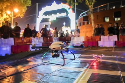 Uno de los drones hace un vuelo experimental en el recinto ferial de Las Rozas.