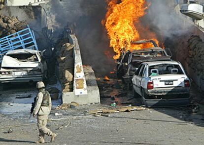 Un soldado de EE UU, ante los destrozos causados por la explosión de un coche bomba en Bagdad.