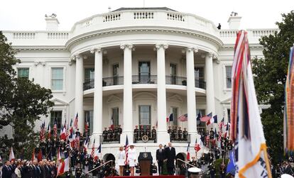 El presidente de Estados Unidos, Donald Trump, y Melania Trump junto al presidente francés, Emmanuel Macron, y Brigitte Macron, durante la ceremonia de bienvenida en el Jardín Sur de la Casa Blanca, el 24 de abril de 2018.