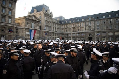 Los nuevos reclutas de las fuerzas de mantenimiento de la paz de la policía francesa, llegan a la sede policial para celebrar la ceremonia de bienvenida, presidida por el Ministro del Interior francés, en París.