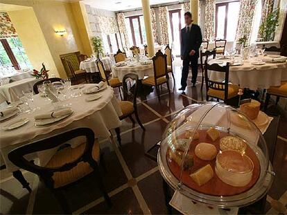 Restaurante del hotel Palacio de Miraflores, en Miraflores de la Sierra. Abajo, ventresca de atún rojo con humus.