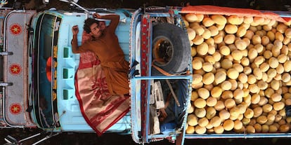 Un vendedor se echa una siesta en su furgoneta, en Karachi (Pakistán).