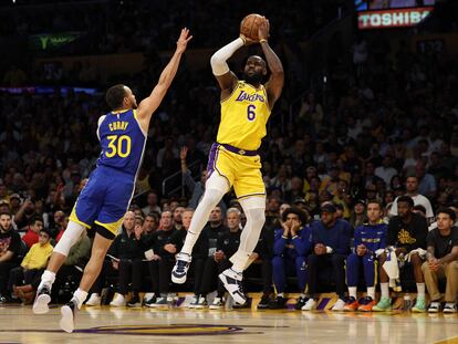 LeBron James lanza a canasta ante Stephen Curry en el partido de este viernes.