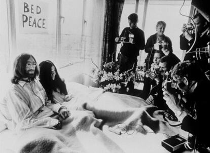 John Lennon y Yoko Ono en la cama