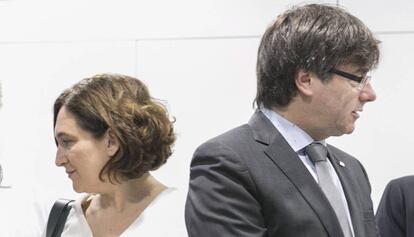La alcaldesa de Barcelona, Ada Colau, junto al presidente de la Generalitat, Carles Puigdemont.