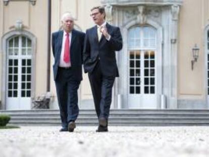 El ministro alemán de Exteriores, Guido Westerwelle (dc) y su homólogo español, José Manuel García-Margallo (iz), charlan en el jardín de la residencia de Villa Borsig de Berlín, Alemania, el día 2 de julio de 2012. Margallo y Westerwelle tratan temas de ámbito europeo e internacional, como la crisis del euro y la situación en Siria.