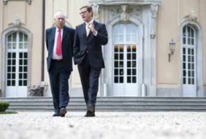 El ministro alemán de Exteriores, Guido Westerwelle (dc) y su homólogo español, José Manuel García-Margallo (iz), charlan en el jardín de la residencia de Villa Borsig de Berlín, Alemania, el día 2 de julio de 2012. Margallo y Westerwelle tratan temas de ámbito europeo e internacional, como la crisis del euro y la situación en Siria.