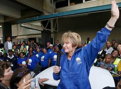 Helen Zille, líder de la liberal Alianza Democrática (DA), saluda a sus seguidores en el Aeropuerto Internacional de Ciudad del Cabo, Sudáfrica, hoy 24 de abril de 2009, a su regreso del centro de resultados de la Comisión Electoral en Johanesburgo