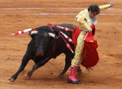 El diestro español José Tomás se enfrenta a su primer toro, que entraba con desdén a las verónicas y navarras, el domingo en la Monumental.