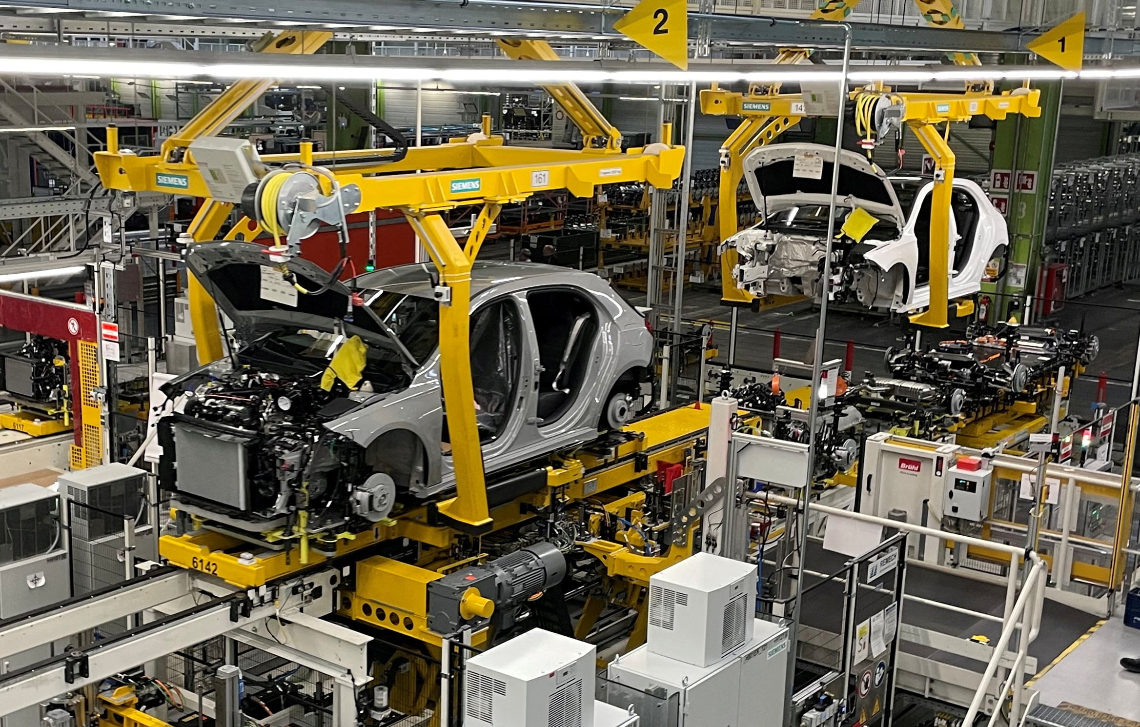 Vista general de una línea de producción del fabricante de automóviles alemán Mercedes-Benz en Rastatt (Alemania), en junio de 2025.