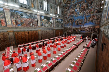 Los cardenales acceden al interior de la Capilla Sixtina, este miércoles en el Vaticano.