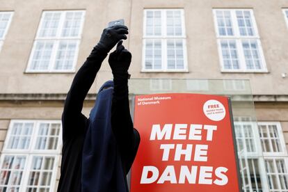 Ayah, de 37 años y vestida con 'niqab', se hace una fotografía en el exterior del Museo Nacional de Dinamarca, el 18 de julio.