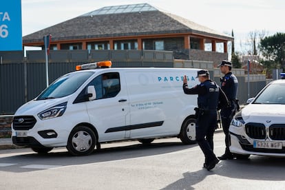 Dos agentes y una furgoneta de los servicios funerarios, en la puerta de la residencia Juan XXIII del distrito de Moncloa-Aravaca de Madrid, el domingo pasado.