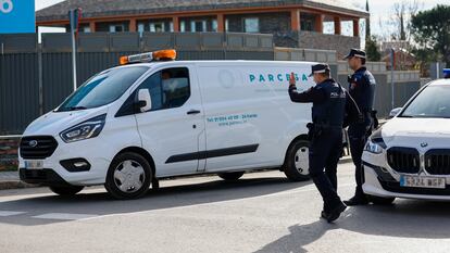 Dos agentes y una furgoneta de los servicios funerarios, en la puerta de la residencia Juan XXIII del distrito de Moncloa-Aravaca de Madrid, el domingo pasado.