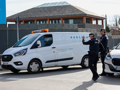 Dos agentes y una furgoneta de los servicios funerarios, en la puerta de la residencia Juan XXIII del distrito de Moncloa-Aravaca de Madrid, el domingo pasado.