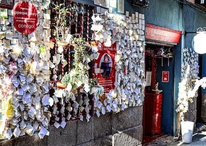 Deseos colgados en la fachada de Peque Story.