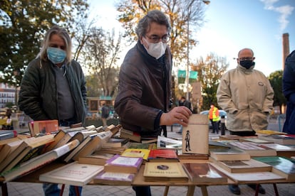 El escritor Andrés Trapiello, que lleva 42 años sin faltar a la cita de cada domingo y es autor de 'El Rastro' (Destino, 2018), tal vez la mejor guía sobre el mercadillo madrileño, estaba entre los primeros visitantes tras el parón. Ha llegado a las ocho de la mañana a la Plaza del Campillo del Mundo Nuevo, para pasear en busca de libros antiguos entre puestos como este, propiedad de dos hermanos, Juan Manuel y Vicente, rostros ineludibles para los amantes de la literatura cada domingo por la mañana.