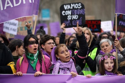 Un grupo de mujeres reclama la igualdad de derechos entre sexos en su participación en la manifestación de Madrid.