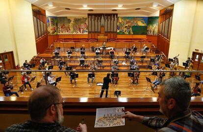 La Orquesta de Euskadi retomó este martes los ensayos presenciales. Se convierte así en la primera agrupación musical que vuelve a su actividad en España. Lo hizo, eso sí, bajo fuertes medidas de seguridad e higiene.