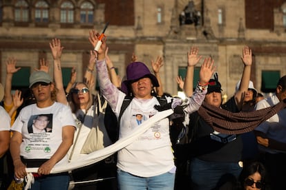 Al inicio de la protesta, los participantes realizaron una oración frente al Palacio Nacional.  