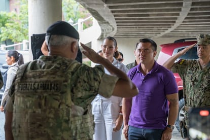 Daniel Noboa acompaña a su esposa Lavinia Valbonesi a votar durante la jornada electoral este domingo, en Guayaquil, Ecuador.