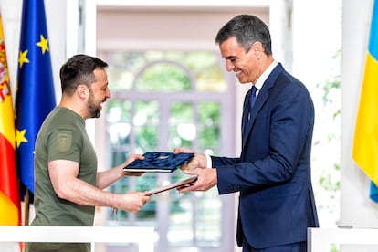 The president of the Spanish government, Pedro Sánchez (right), and the president of Ukraine, Volodímir Zelenski​, pose after signing the Security Cooperation Agreement between Spain and Ukraine, this Monday at the Moncloa palace.