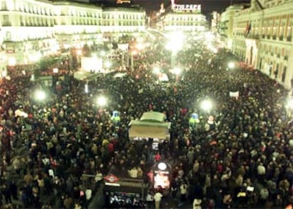 Las cifras de participación en la marcha de Madrid oscilaron entre los dos millones de personas, que cifraron los organizadores, y los 650.000 manifestantes que declaró la policía. La imagen muestra una abarrotada Puerta del Sol.