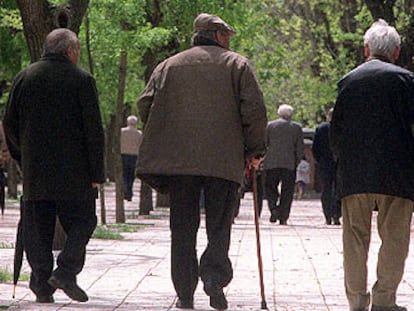 Un grupo de jubilados pasea por el parque del Retiro en Madrid.