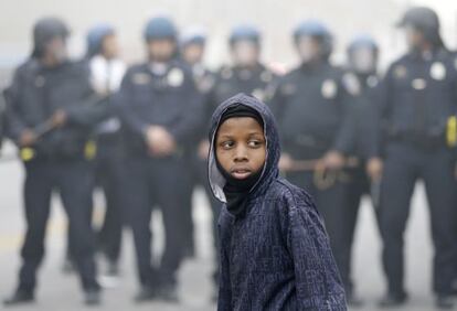 Un chico frente a la policía, durante las protestas del lunes en Baltimore.