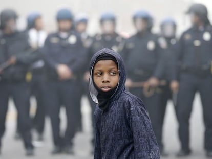 Un chico frente a la policía, durante las protestas del lunes en Baltimore.