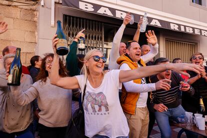 Un bar de la localidad de Tavernes de la Valldigna ha repartido unos 3,75 millones de euros del tercer premio de a Lotería del Niño, el 18.918.El bar La Ribera, ha vendido entre su clientela alrededor de 150 décimos del tercer premio, comprados en la administración número 3 de Alzira.Poco después de conocerse que había vendido una parte importante del tercer premio, el bar la Ribera se ha llenado de clientes afortunados, que han celebrado con cava este golpe de suerte, ya que cada décimo tiene un premio de 25.000 euros.