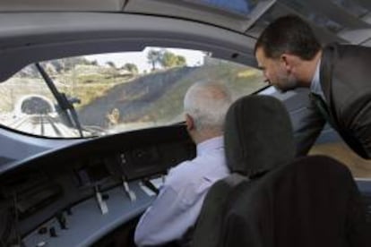 Fotografía facilitada por la Casa de S.M. el Rey, del príncipe Felipe que conversa con el maquinista en la cabina, durante el viaje inaugural de la línea del AVE Barcelona-Girona-Figueres que hará posible la conexión en alta velocidad con Francia.