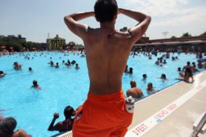 Socorrista de la piscina de McCarren Park, en Williamsburg.