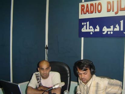 Dos periodistas de Radio Dijla, en el estudio de la emisora en Bagdad.