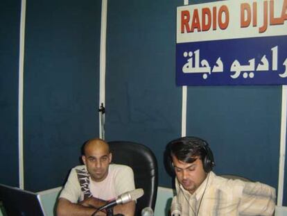 Dos periodistas de Radio Dijla, en el estudio de la emisora en Bagdad.