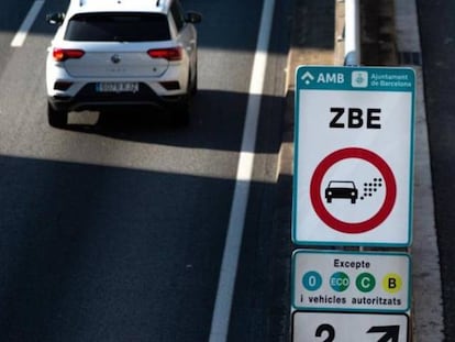 Señalización en uno de los accesos a la Zona de Bajas Emisiones de Barcelona, en una imagen de archivo.