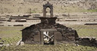 Capilla de Portome&ntilde;e, todav&iacute;a con la espada&ntilde;a que trasladaron los vecinos de Reiriz a la nueva iglesia del camposanto, en junio de 2011.