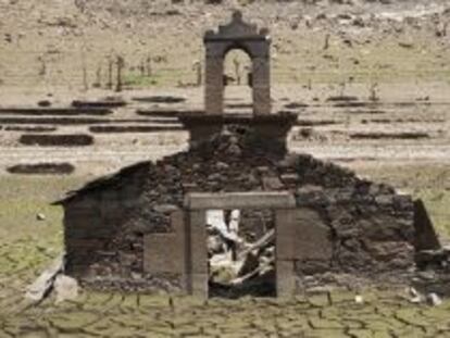 Capilla de Portome&ntilde;e, todav&iacute;a con la espada&ntilde;a que trasladaron los vecinos de Reiriz a la nueva iglesia del camposanto, en junio de 2011.