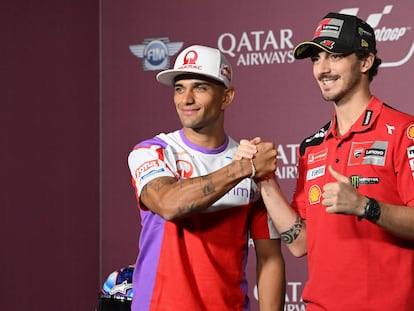 Jorge Martín y Francesco Bagnaia durante un evento de prensa conjunto, previo al Gran Premio de Qatar.