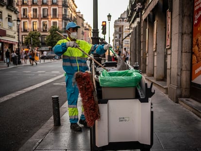 Un barrendero en la calle Mayor, este sábado.