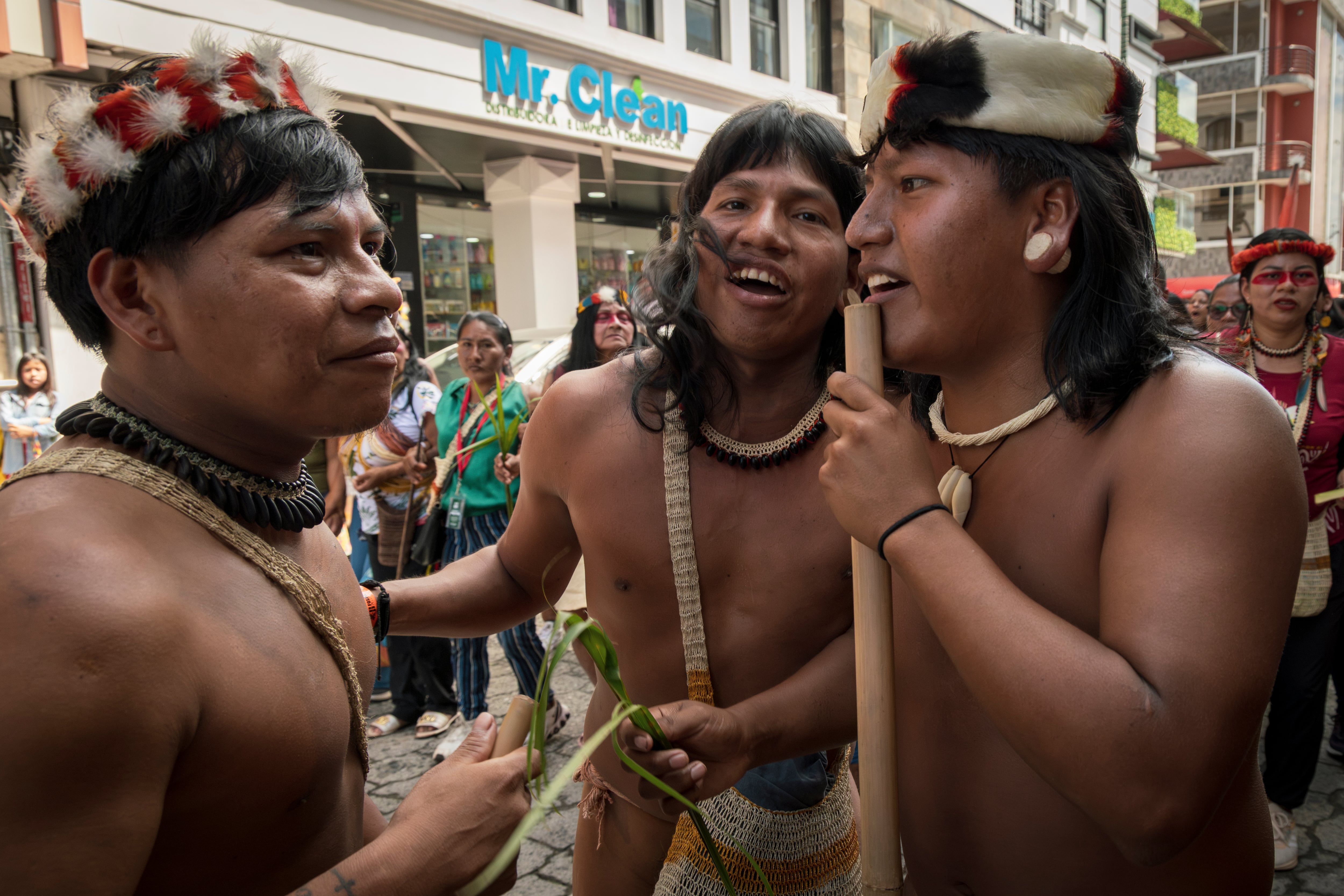 Jóvenes waorani marchan en Puyo, Ecuador.