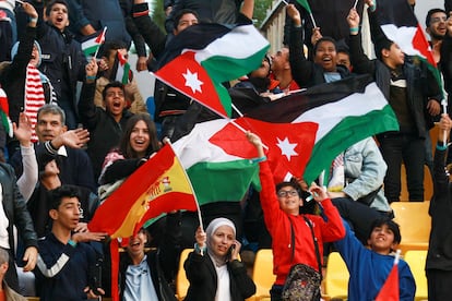 Aficionados de España y Jordania ondean las banderas antes del encuentro.