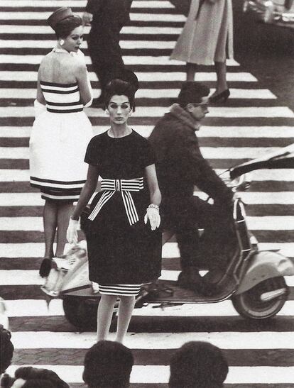 Nina+Simona , en la Piazza di Spagna de Roma, en 1960, de William Klein.