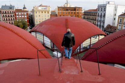 De arriba abajo, superficie, transitable por escalerilla, de las bóvedas del Mercado de la Cebada; laterales y su interior.