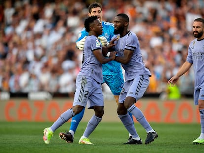 Vinicius Junior es retenido por Rüdiger y Courtois tras ser expulsado en el Valencia-Real Madrid del pasado domingo.